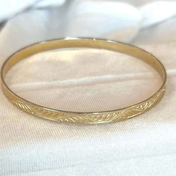 2 Vintage gold tone bangle bracelets one of which is etched - Picture 4 of 4